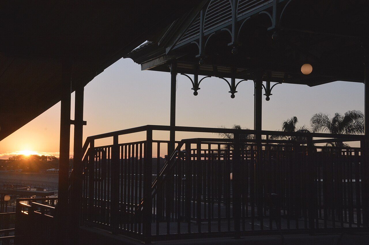 Monorail da Disney passando ao amanhecer, no começo de um dia de parque em Orlando