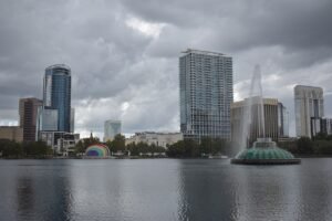 Lago Eola com o skyline de Orlando ao fundo, cidade que fica no fuso horário do leste dos Estados Unidos