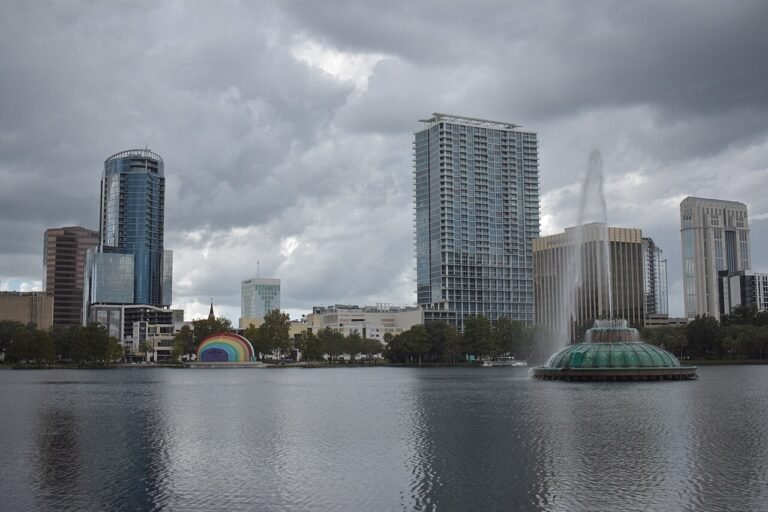 Lago Eola com o skyline de Orlando ao fundo, cidade que fica no fuso horário do leste dos Estados Unidos