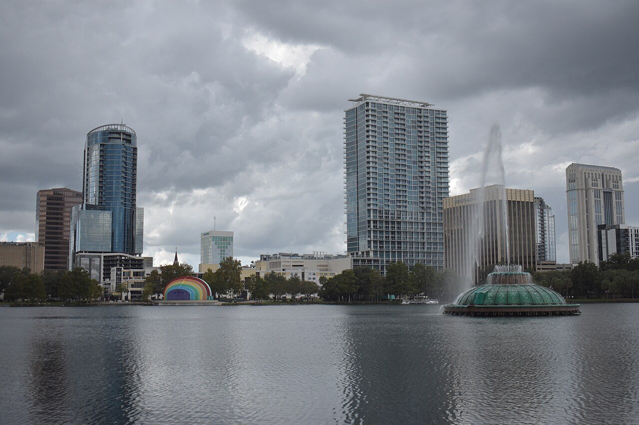 Lago Eola com o skyline de Orlando ao fundo, cidade que fica no fuso horário do leste dos Estados Unidos