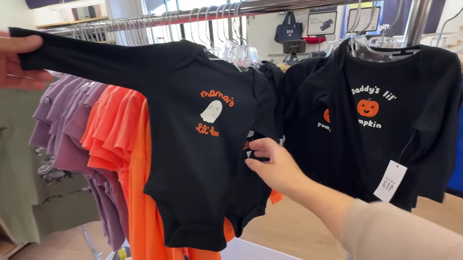 Bodies de bebê de Halloween com fantasminha e abóbora na GAP Kids
