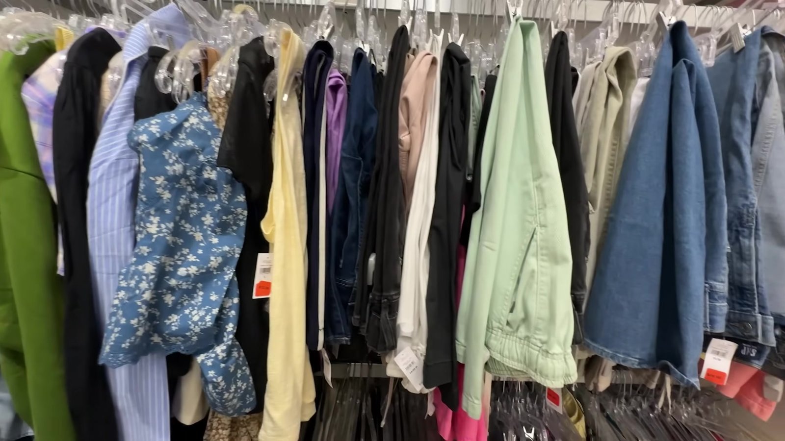 Arara do clearance feminino da GAP com jaquetas jeans, blusas floridas e calças coloridas