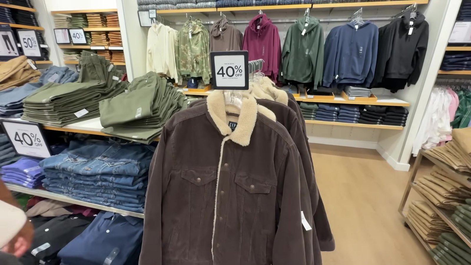 Jaqueta masculina de veludo cotelê com gola de pelo e placa de 40% de desconto na GAP