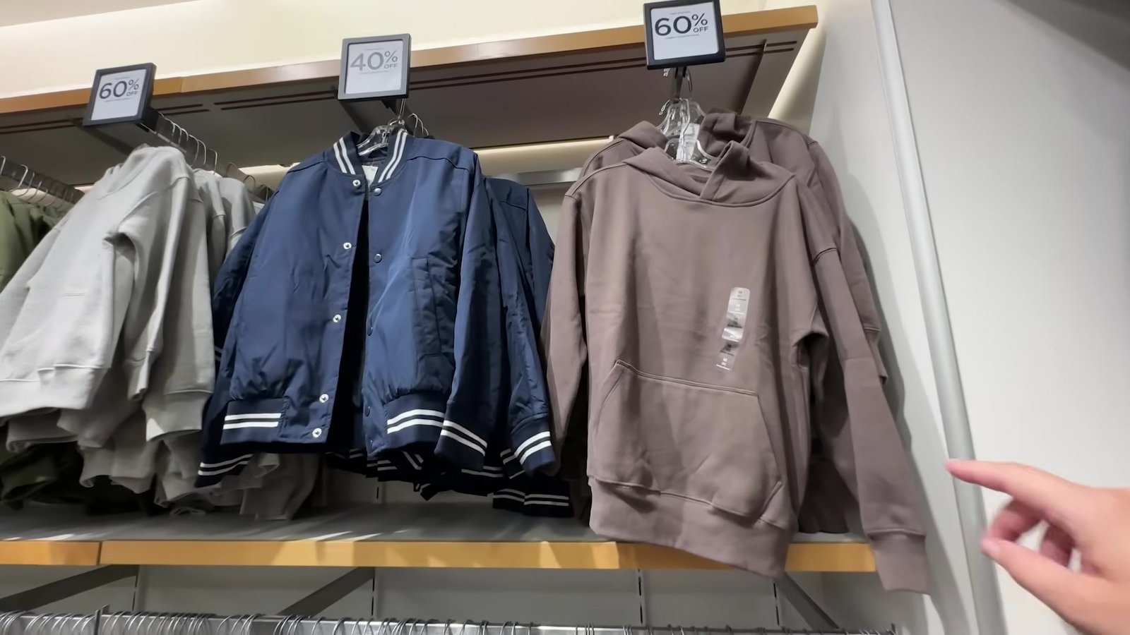 Jaqueta college azul-marinho e moletons masculinos com placas de 40% e 60% na GAP do outlet