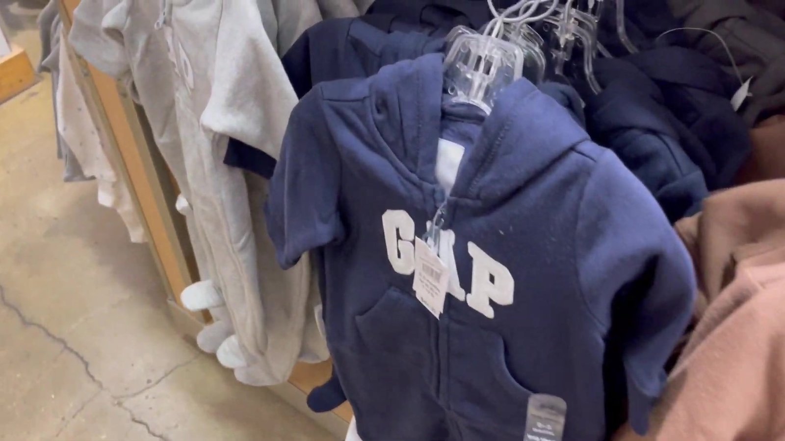 Moletom de bebê azul-marinho com logo GAP na arara da GAP Kids
