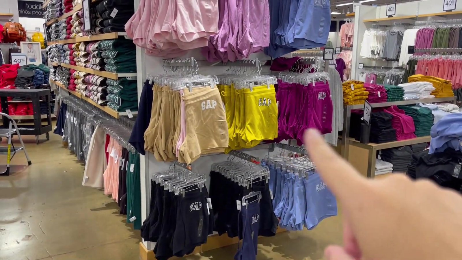Shorts infantis coloridos com logo GAP na arara do outlet