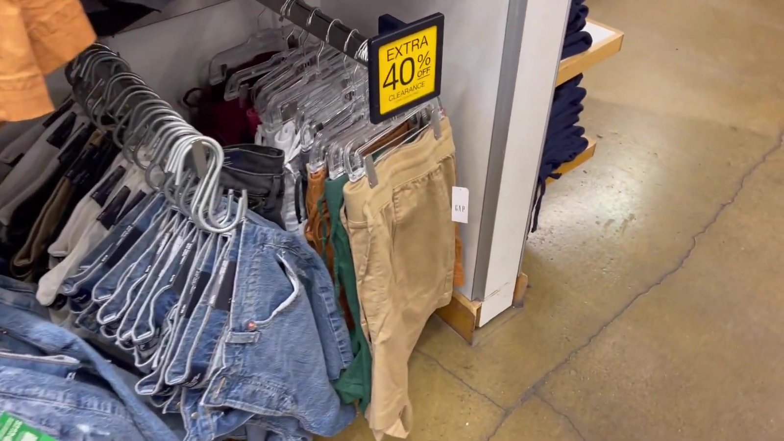 Arara de shorts e jeans do clearance da GAP com a placa de extra 40% de desconto