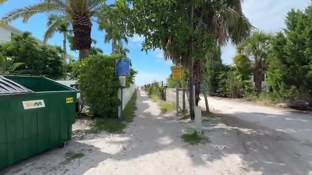 Trilha de areia entre a vegetação que dá acesso a Bean Point, no norte de Anna Maria Island