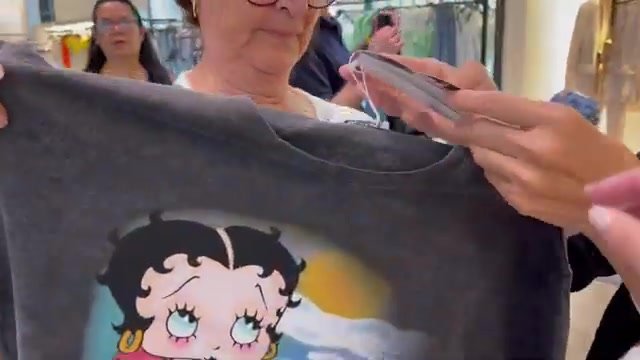 Camiseta cinza da Betty Boop na Zara do Disney Springs, com etiqueta de US$ 27,90
