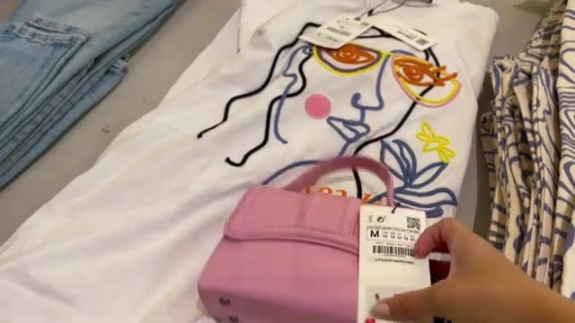 Bolsa rosa pequena da Zara do Disney Springs com etiqueta de US$ 39