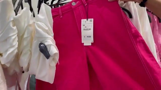 Calça rosa pink da Zara pendurada na arara com etiqueta de US$ 49,90