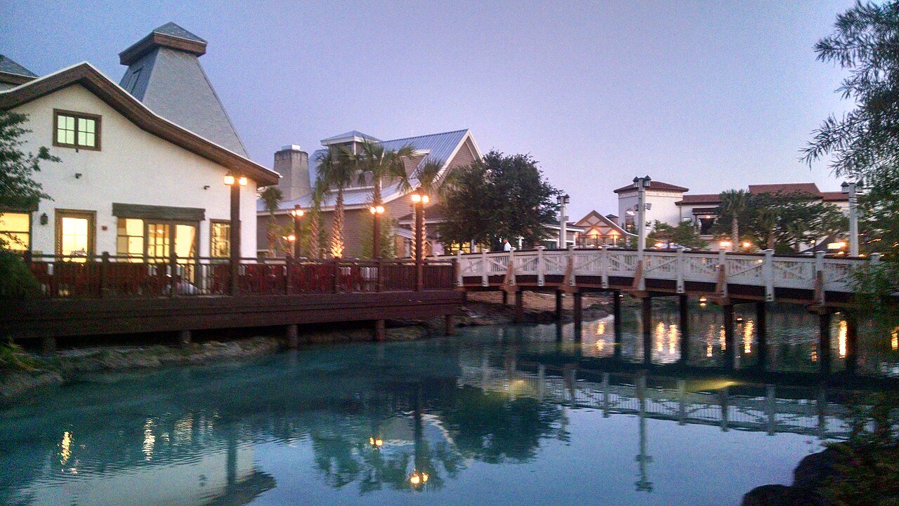 Vista do Town Center do Disney Springs no fim da tarde, com a ponte sobre as águas do lago
