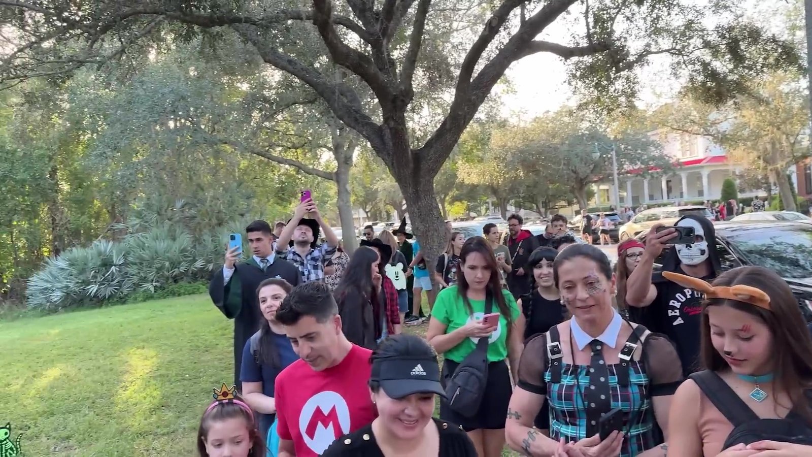 Famílias e crianças fantasiadas andando pelas ruas decoradas de Celebration