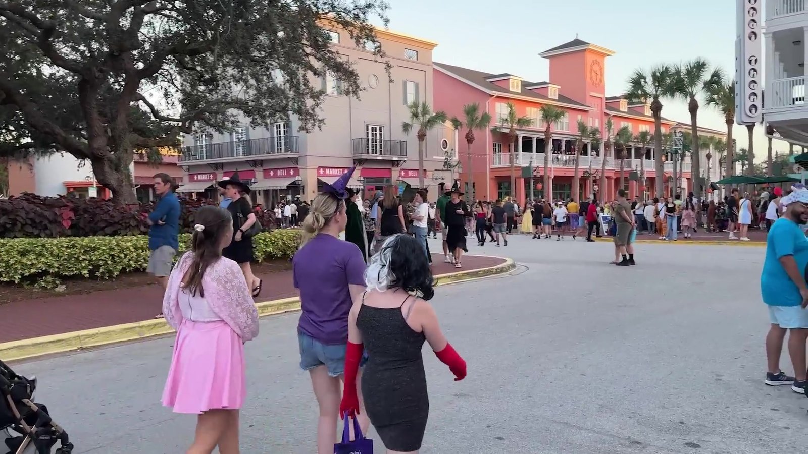 Market Street, o centrinho de Celebration, fechada para pedestres e cheia de gente fantasiada