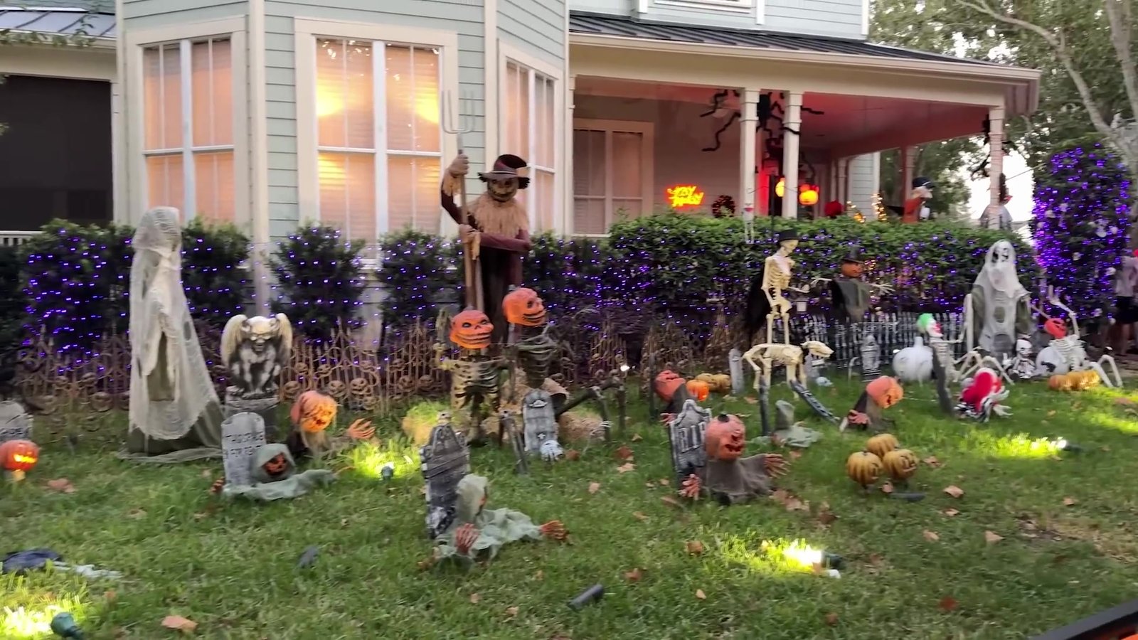 Quintal de casa em Celebration transformado em cemitério com lápides, esqueletos e abóboras iluminadas