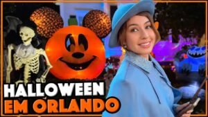 Gabi fantasiada em frente a uma casa decorada de Halloween em Celebration, Orlando, com esqueleto e abóbora do Mickey