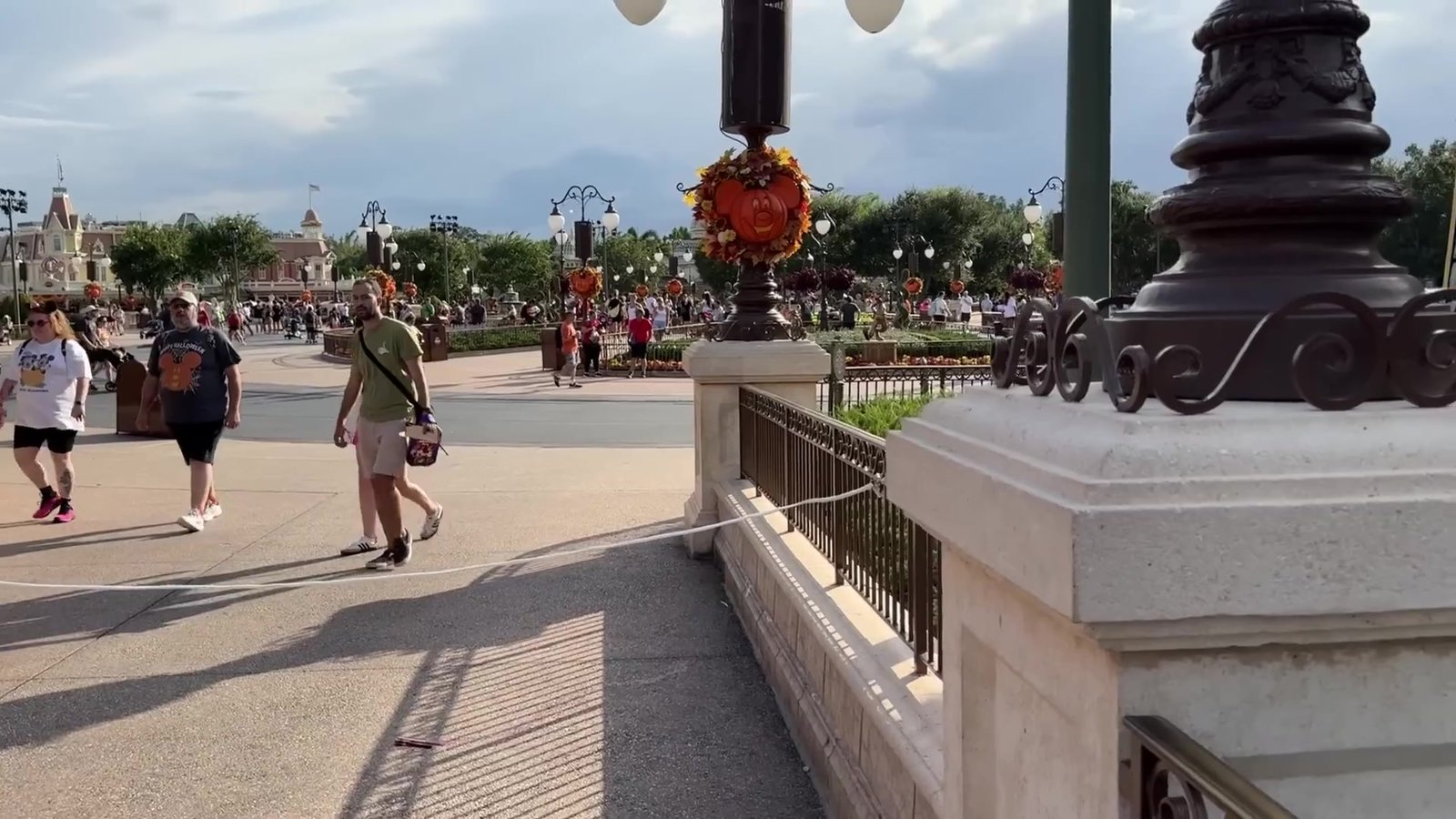Entrada do Magic Kingdom com a decoração de Halloween e o público chegando pra festa