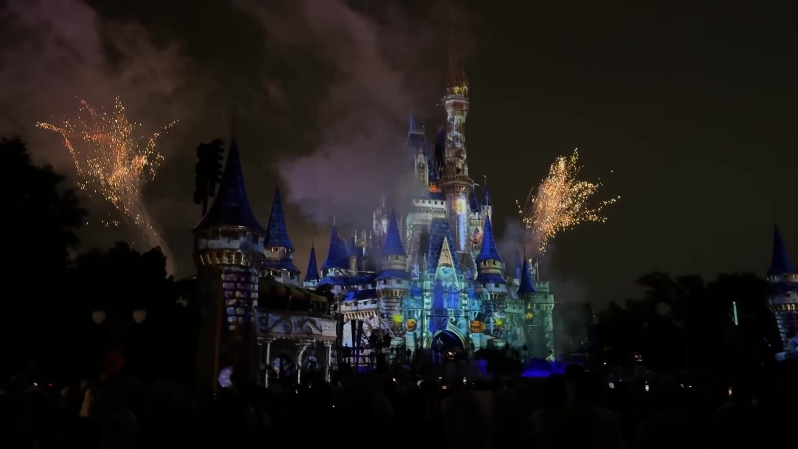 Castelo da Cinderela com projeções de Halloween e fogos durante a Mickey's Not So Scary Halloween Party