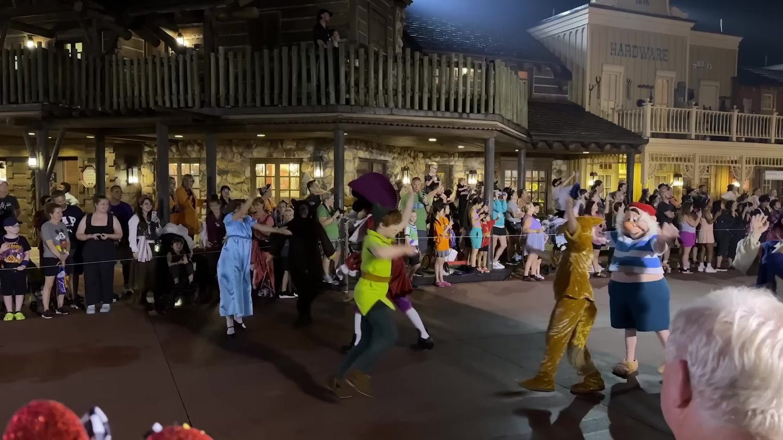Peter Pan, Capitão Gancho e outros personagens dançando na rua da Frontierland durante a festa de Halloween