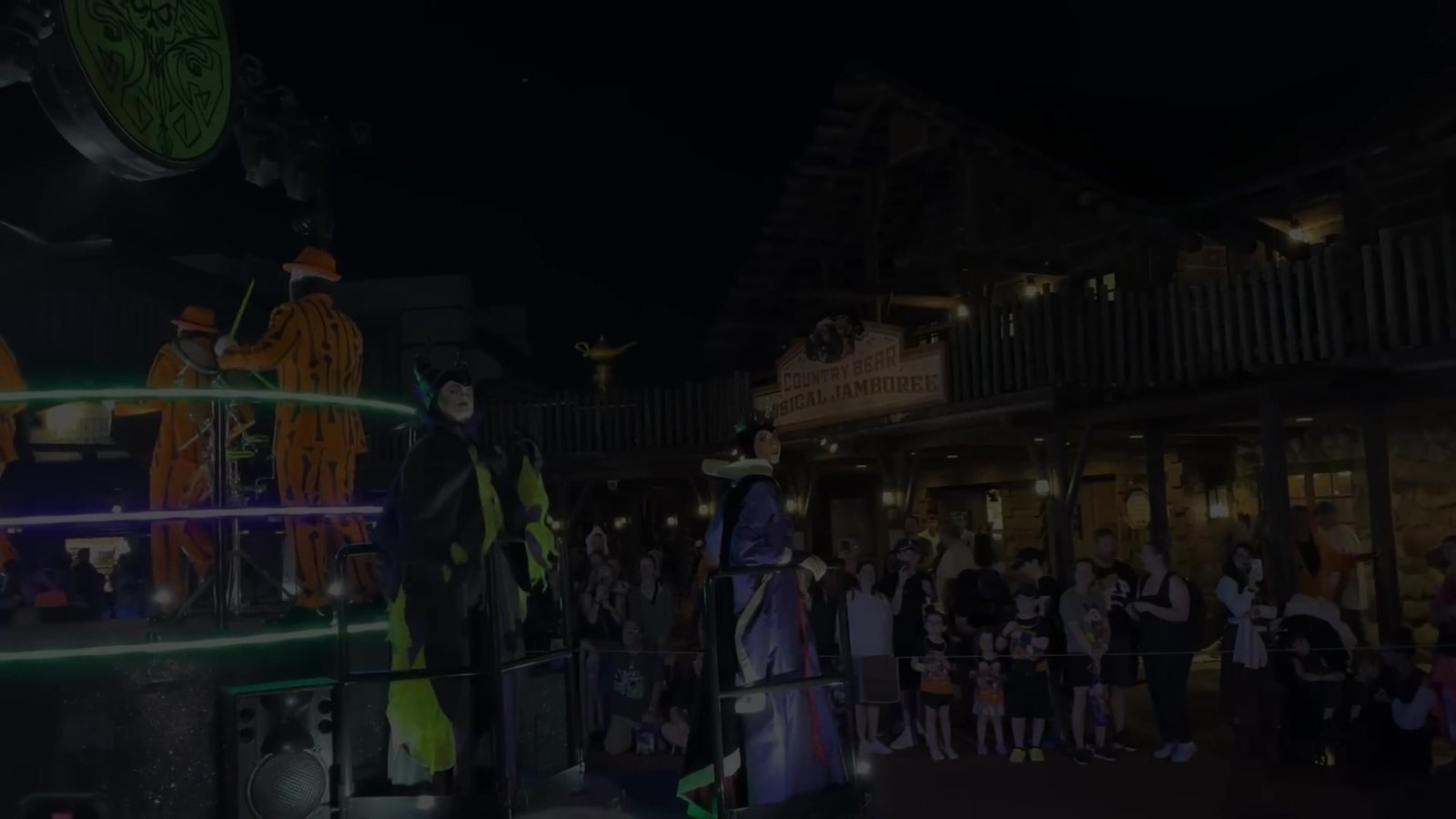 Vilões da Disney no palco da Frontierland durante a festa de Halloween