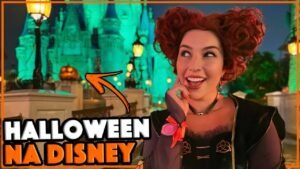 Gabi fantasiada de Winifred Sanderson na frente do castelo do Magic Kingdom iluminado de verde no Halloween da Disney