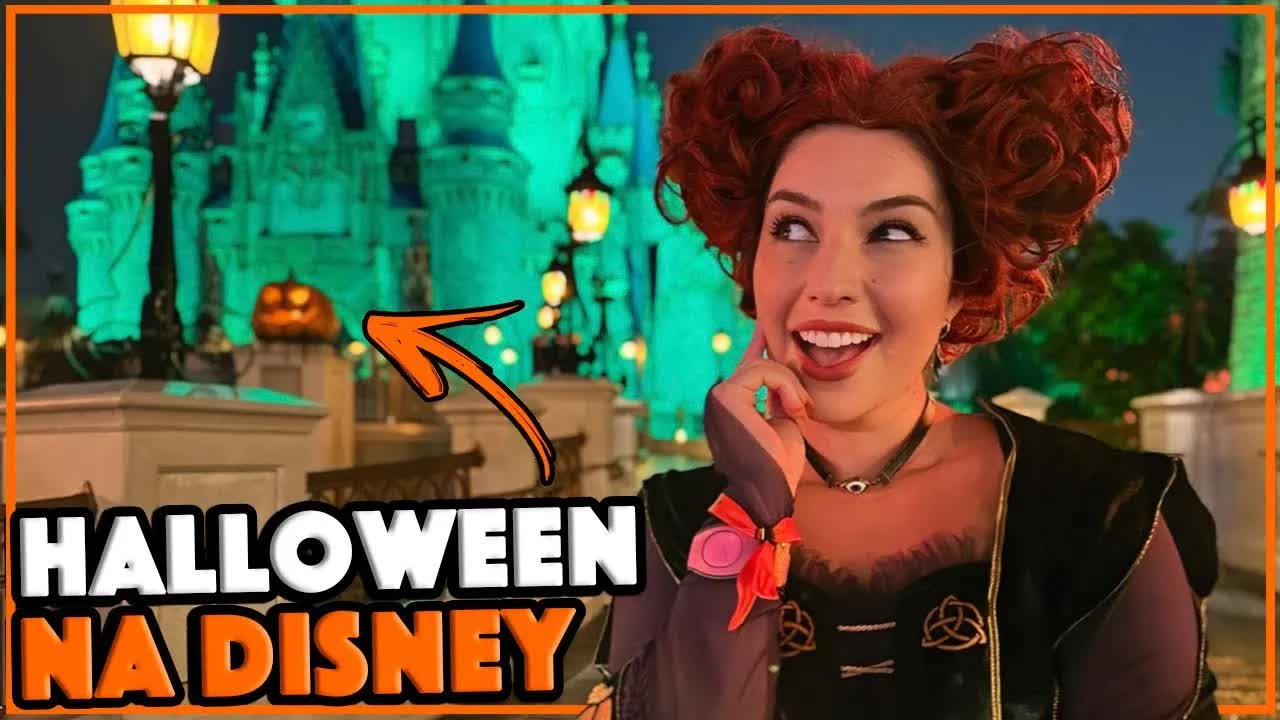 Gabi fantasiada de Winifred Sanderson na frente do castelo do Magic Kingdom iluminado de verde no Halloween da Disney