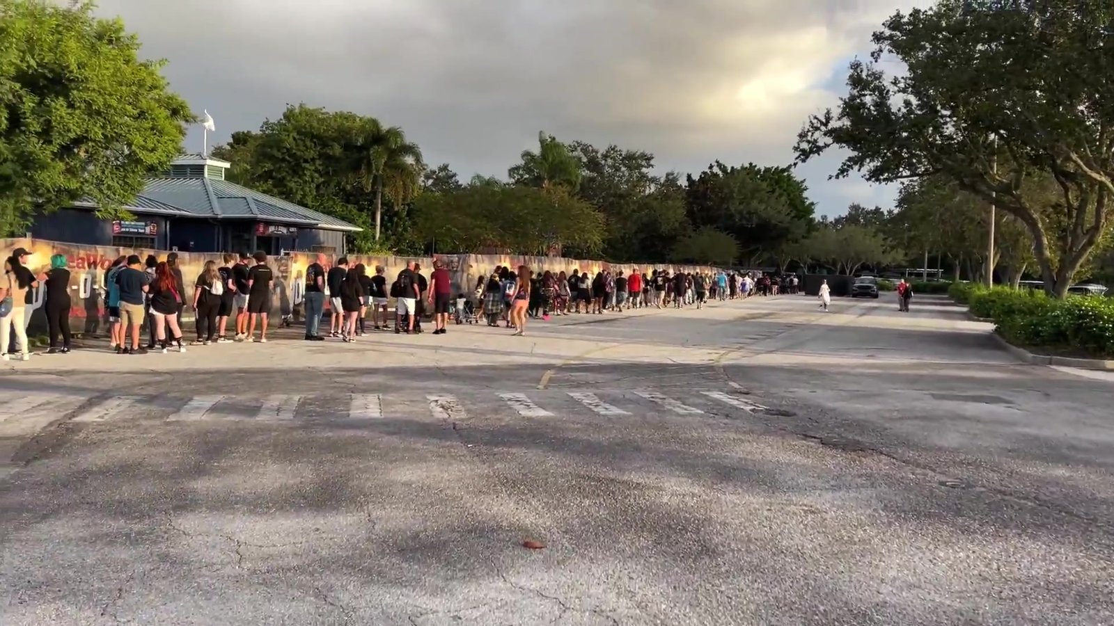 Fila de visitantes na entrada do Howl-O-Scream do SeaWorld, perto do estacionamento