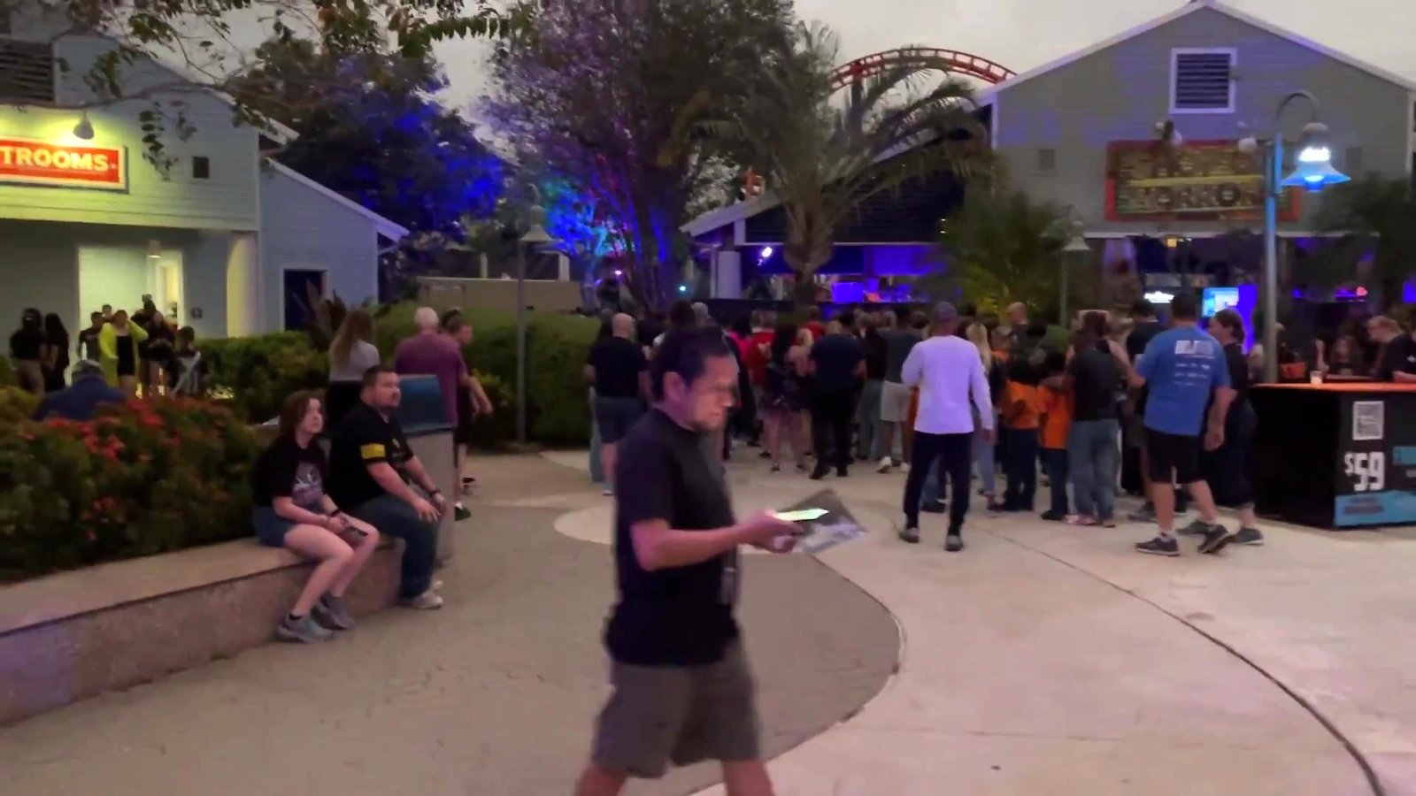 Visitantes circulando na área inicial do SeaWorld antes do início oficial do Howl-O-Scream