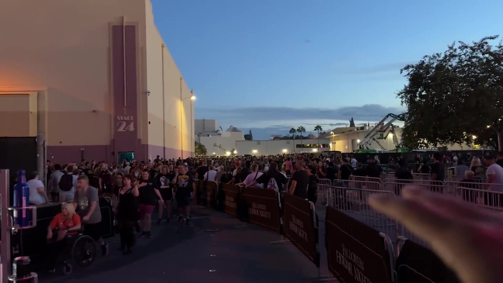 Multidão na fila de uma casa de terror do Halloween Horror Nights, ao lado dos estúdios da Universal