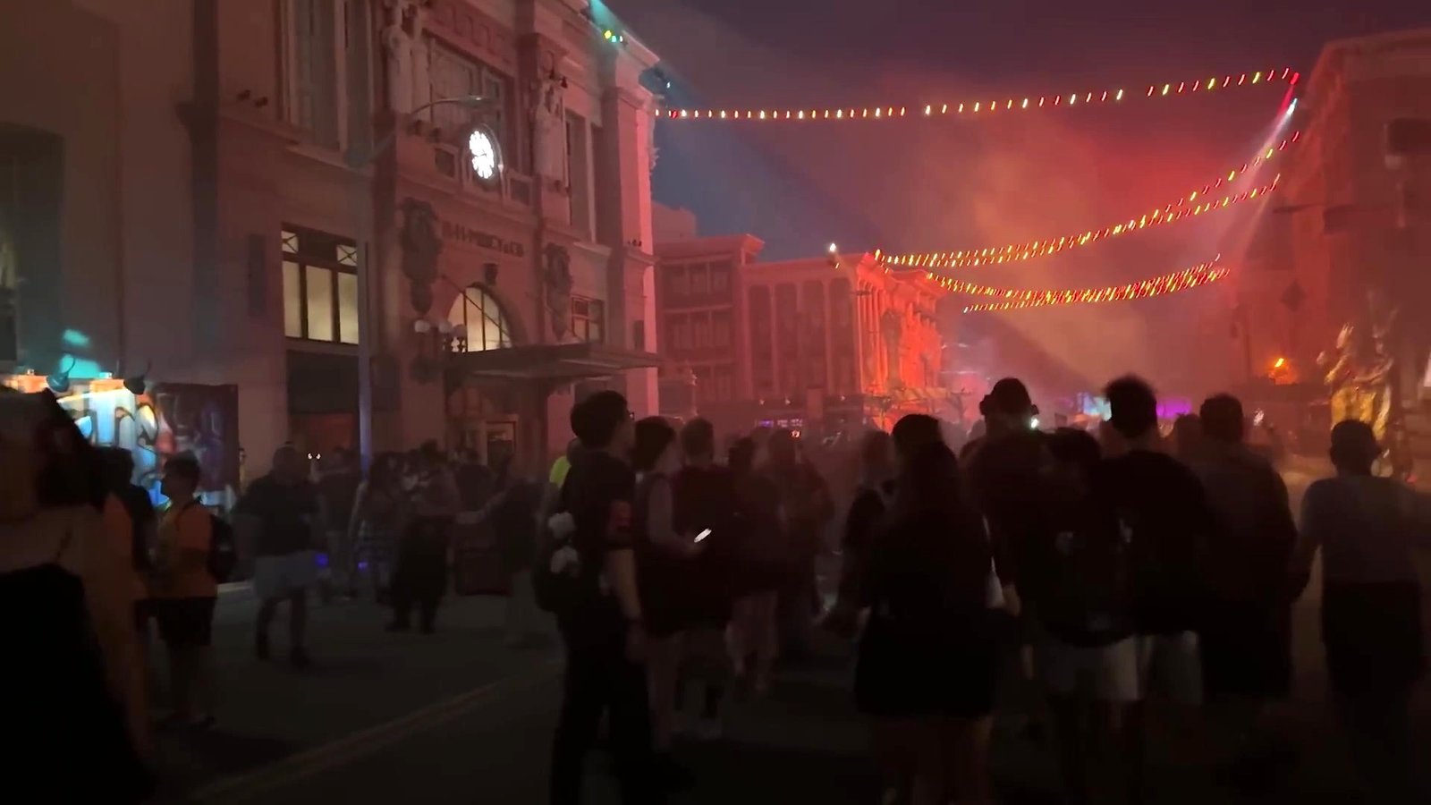 Rua da Universal Studios tomada por névoa e luzes numa scare zone do Halloween Horror Nights