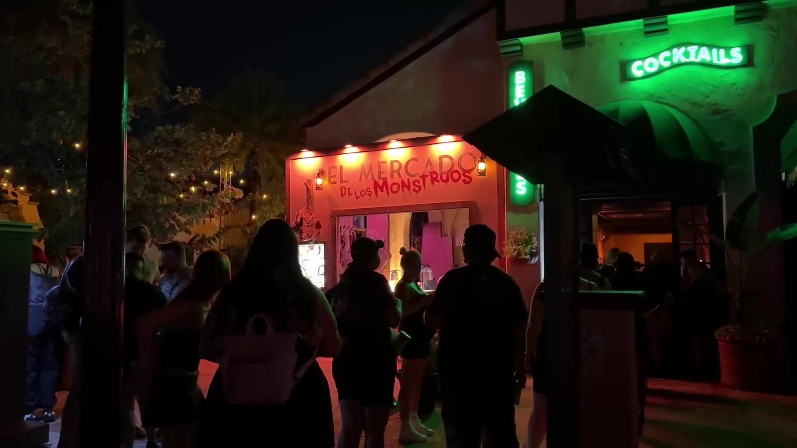 Fachada iluminada do bar El Mercado de los Monstruos no Halloween Horror Nights