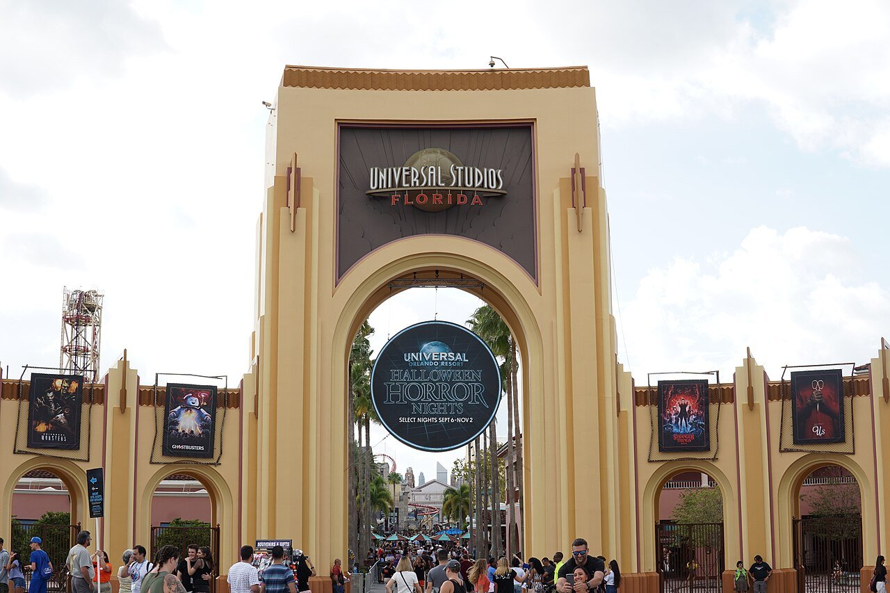 Entrada da Universal Studios Florida com os banners do Halloween Horror Nights
