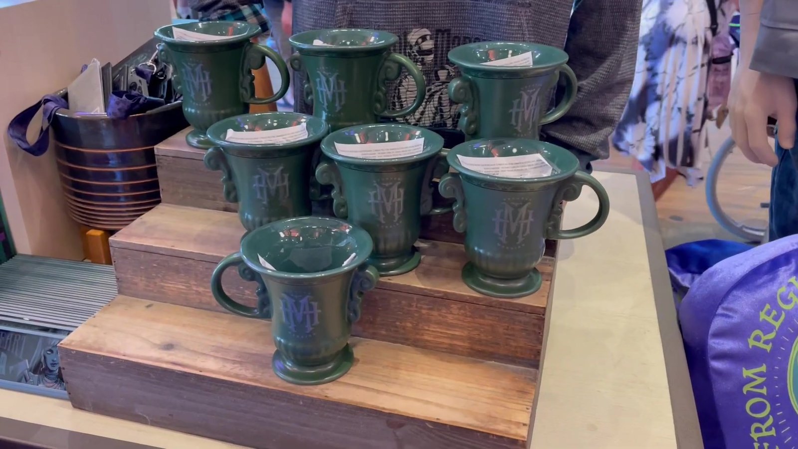 Canecas de cerâmica de Halloween expostas na World of Disney em Disney Springs