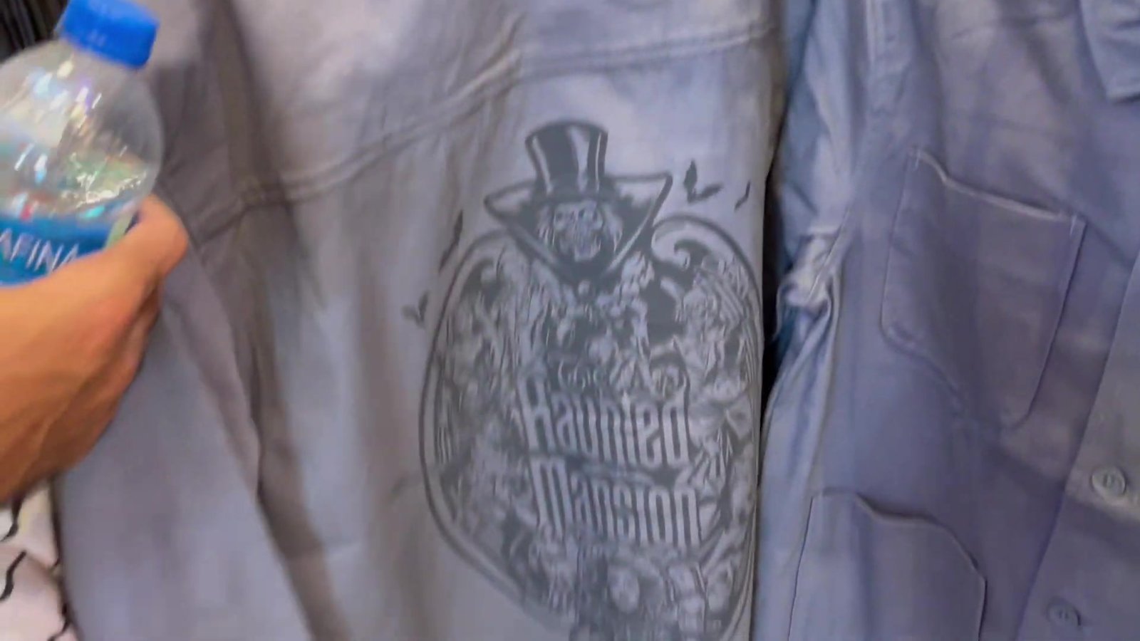 Jaqueta da Mansão Mal Assombrada com o brasão da Haunted Mansion na World of Disney