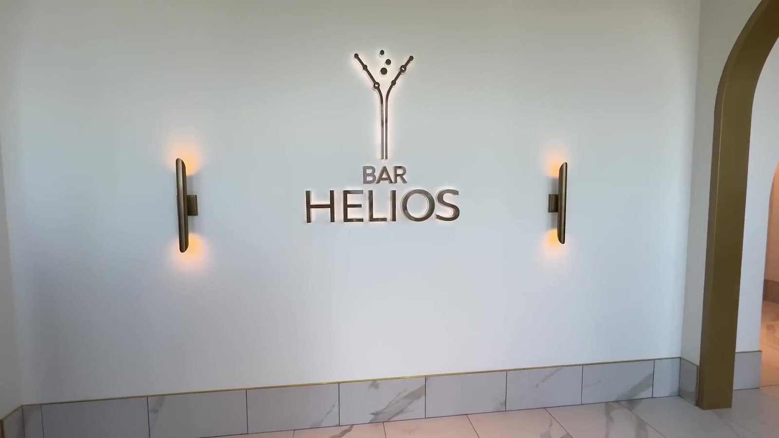 Letreiro do Bar Helios, o rooftop do 10º andar do hotel