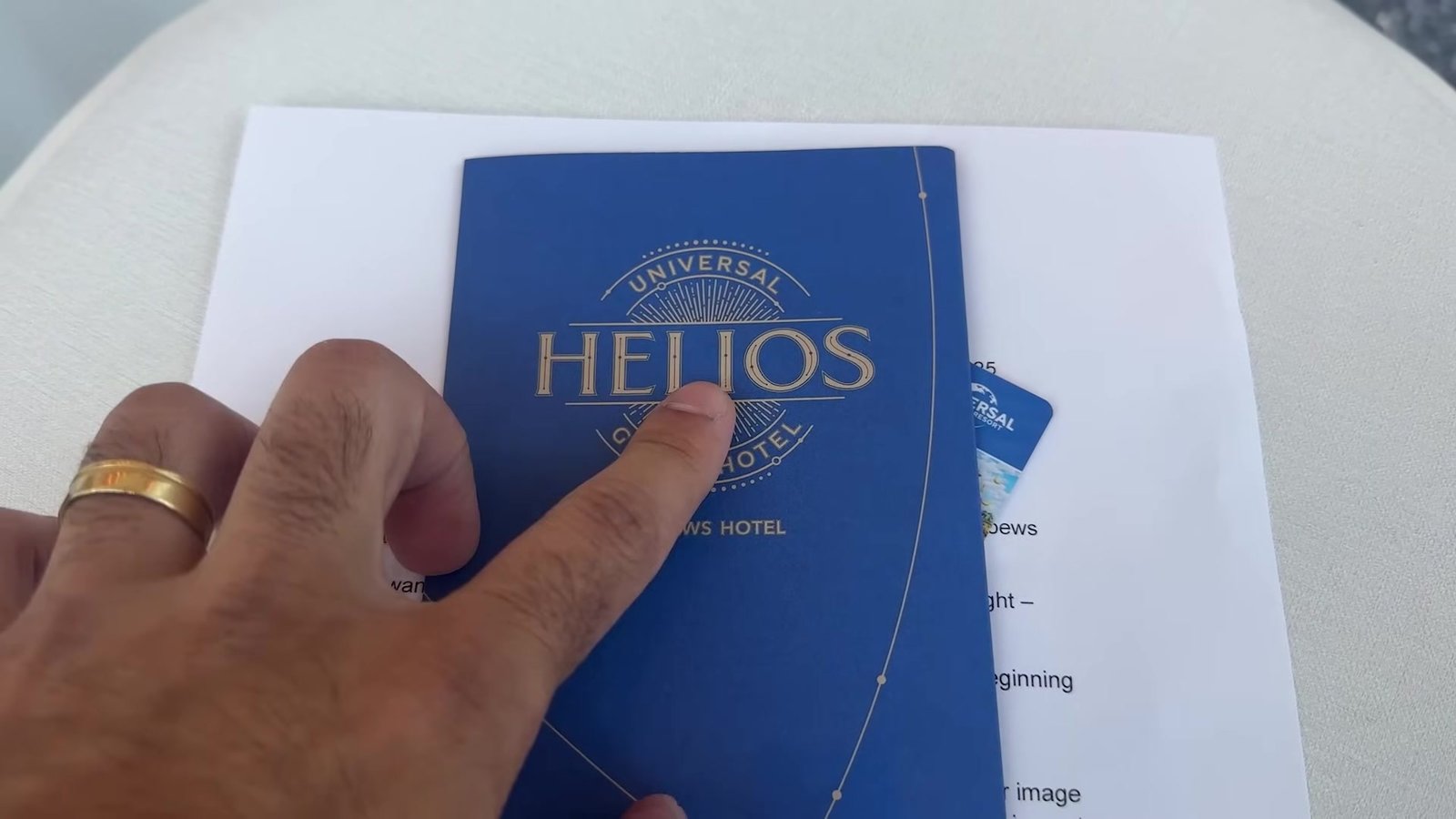 Cartão-chave do Helios Grand Hotel na capinha azul do hotel