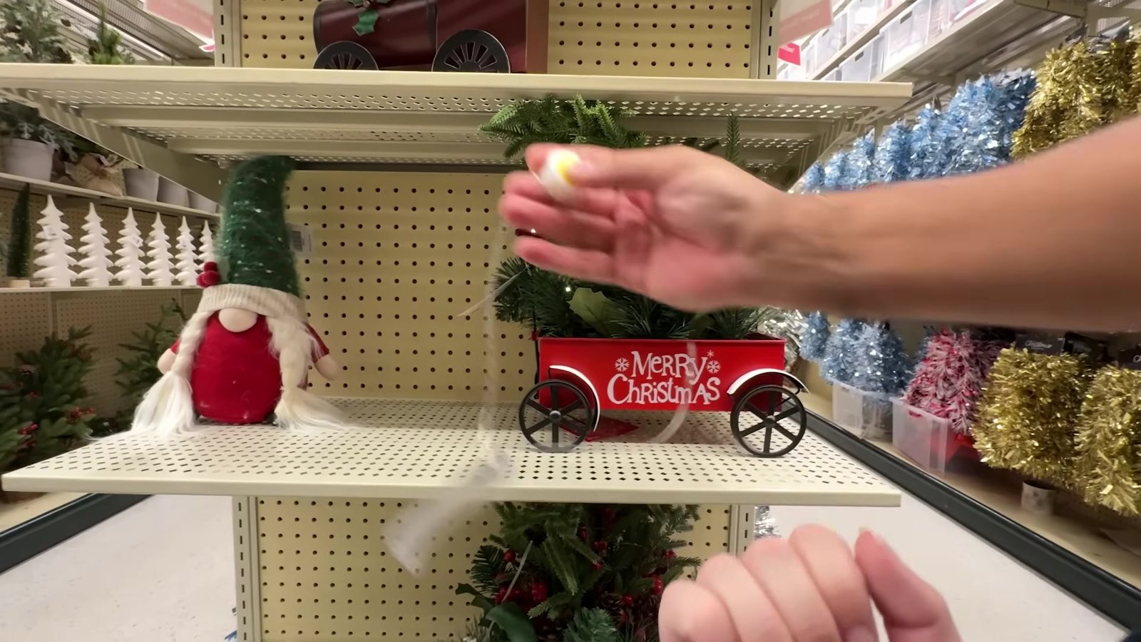 Gnomo de Natal e carrocinha vermelha Merry Christmas numa prateleira da Hobby Lobby