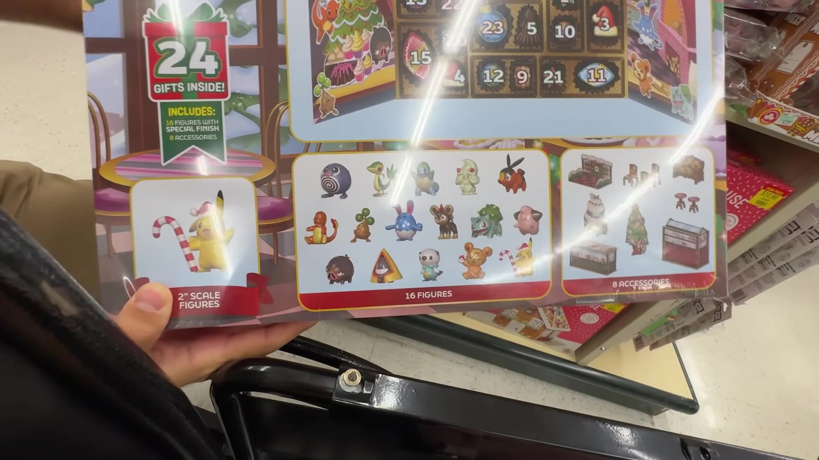 Calendário do advento do Pokémon com 24 presentes e figuras do Pikachu na mão