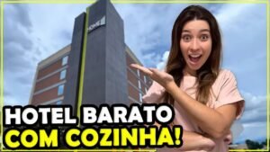 Gabi apontando para o prédio do Home2 Suites by Hilton perto da Universal em Orlando