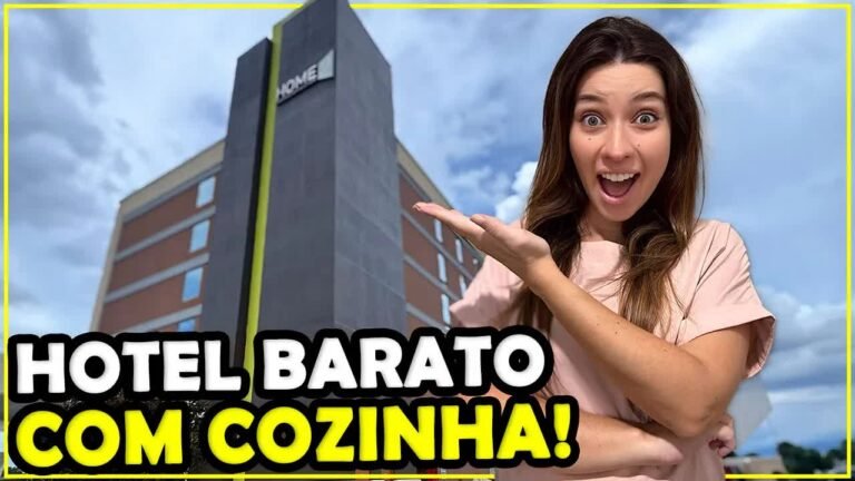 Gabi apontando para o prédio do Home2 Suites by Hilton perto da Universal em Orlando