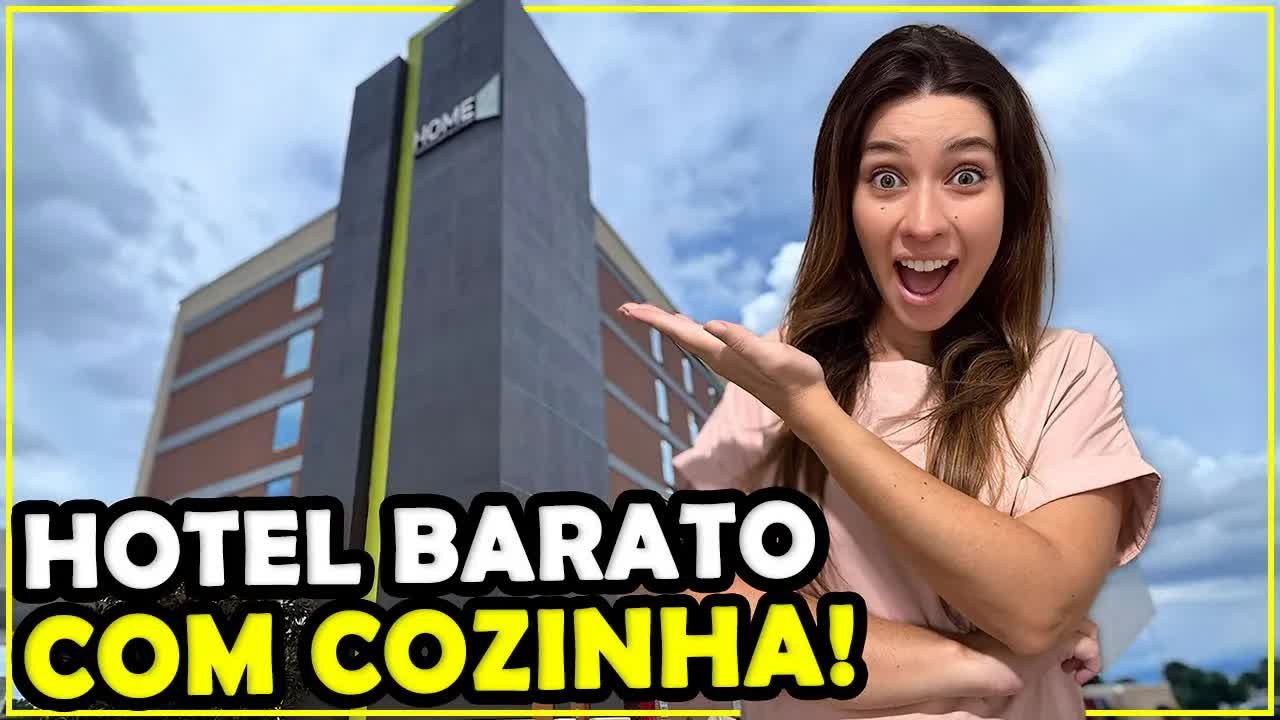 Gabi apontando para o prédio do Home2 Suites by Hilton perto da Universal em Orlando