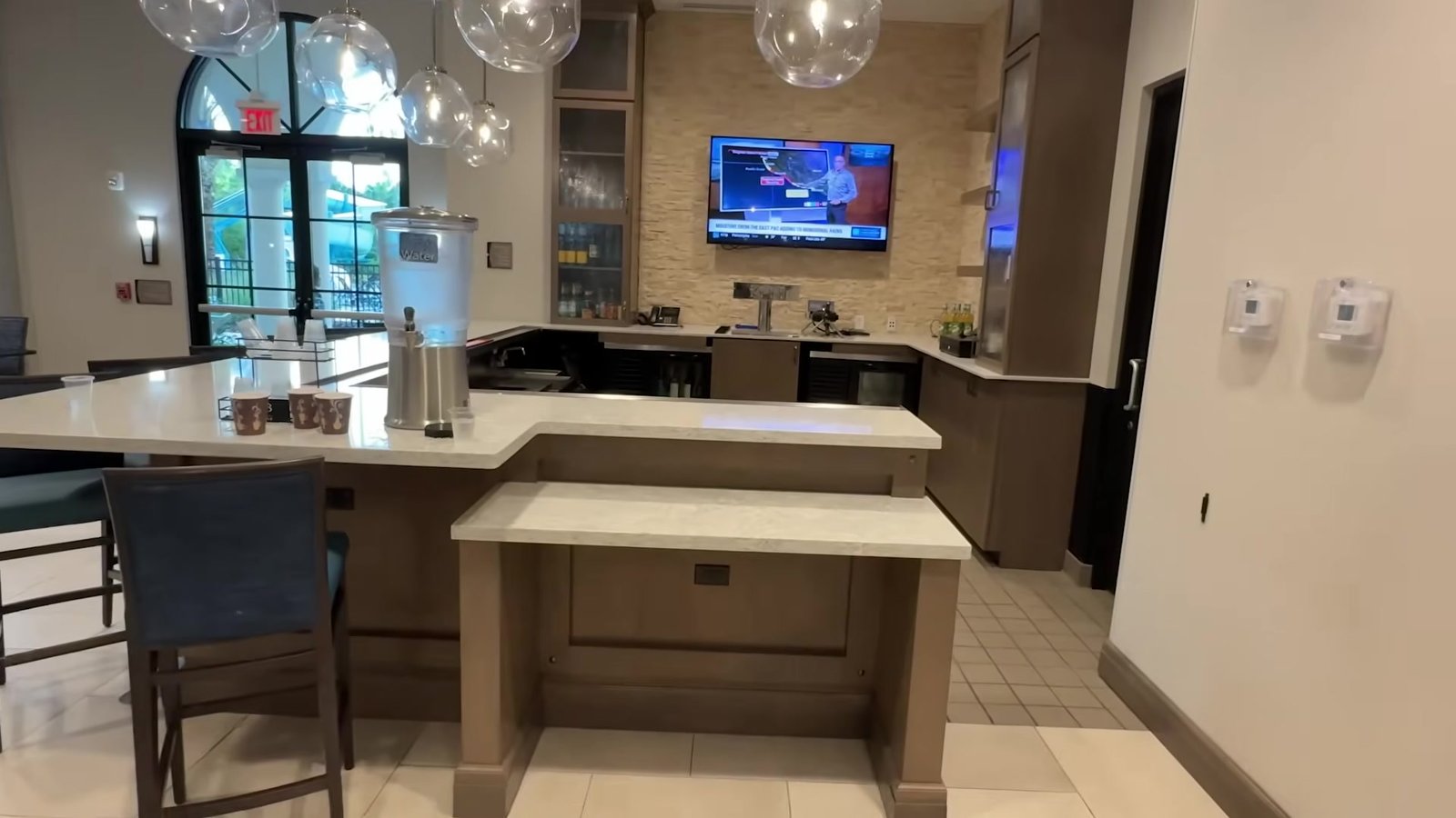 Área do lobby do Homewood Suites onde é servido o café da manhã e o happy hour