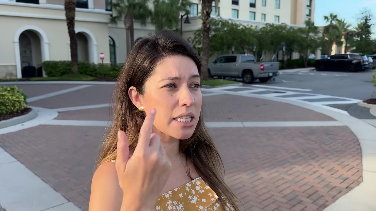 Gabi no estacionamento do Homewood Suites, com a fachada do hotel ao fundo