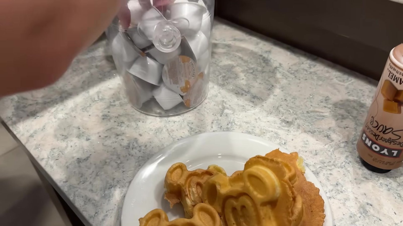 Waffles com formato do Mickey no prato, no café da manhã do Homewood Suites