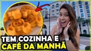 Gabi na frente do Homewood Suites by Hilton, com os waffles do Mickey em destaque