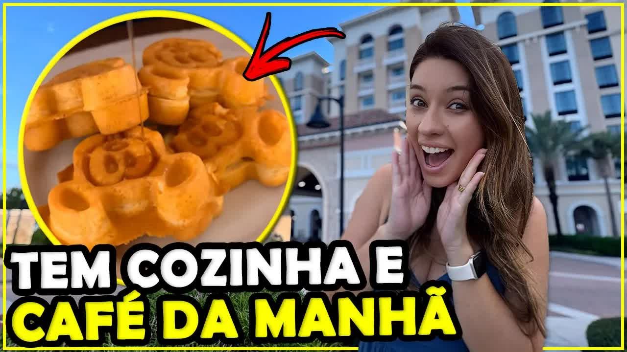 Gabi na frente do Homewood Suites by Hilton, com os waffles do Mickey em destaque