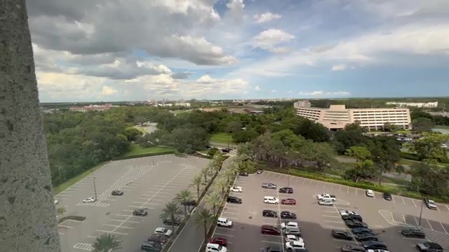 Vista do 11º andar do Drury Plaza Hotel Orlando com o estacionamento e a área verde