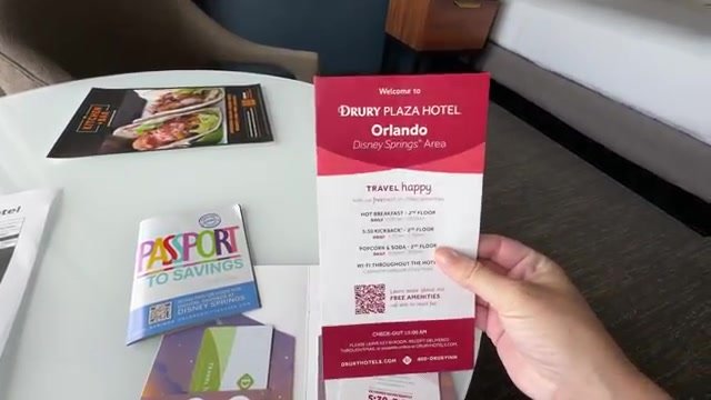 Folheto de boas-vindas do Drury Plaza Hotel Orlando e o livreto Passport to Savings