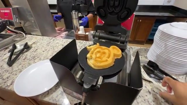 Waffle em formato de Mickey Mouse saindo da chapa no café do Drury Plaza Hotel Orlando