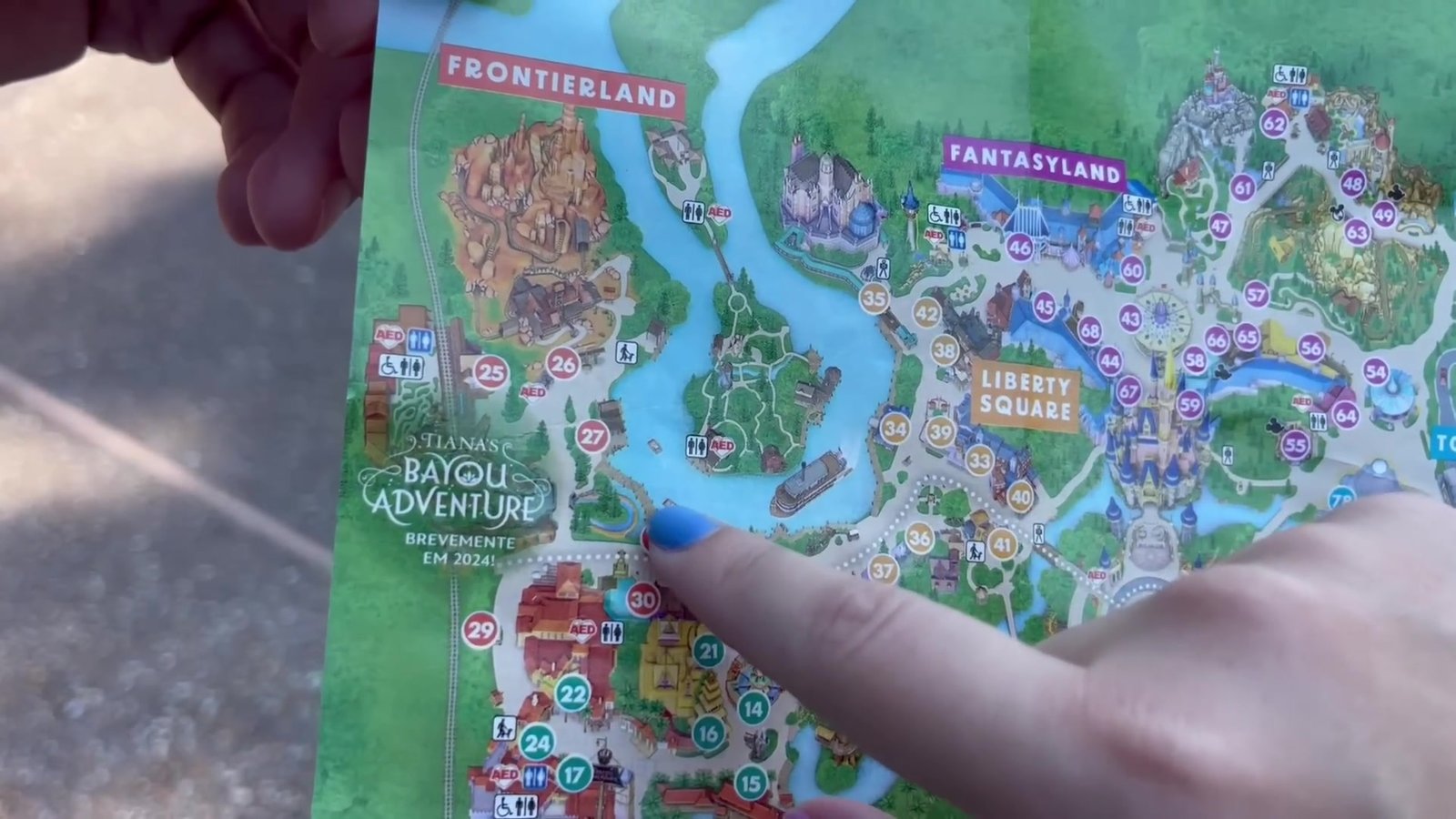 Mapa do Magic Kingdom mostrando a Frontierland, com a Tom Sawyer Island no meio do rio
